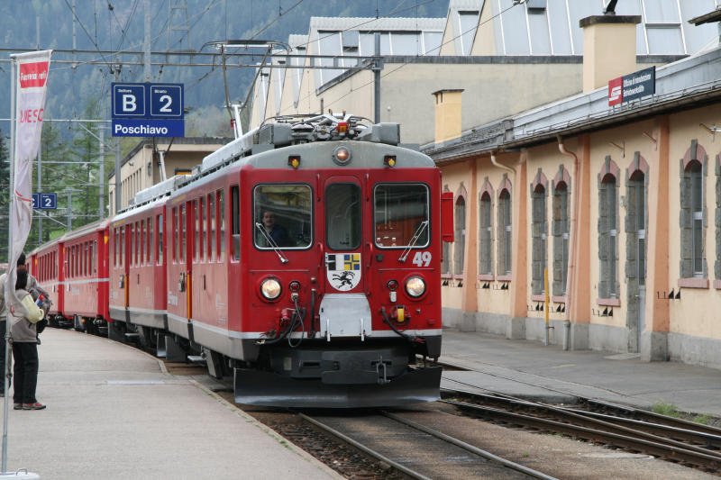 Einfahrt des Regionalzuges 1654 mit ABe 4/4 II 49 & 47 von Tirano nach St. Moritz in den Bahnhof von Poschiavo am 4. Mai 2008. 