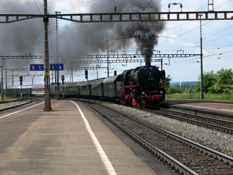 Einfahrt des Sonderzuges der Ulmer Eisenbahnfreunde in STEIN-Sckingen/Aargau am 03.06.2006 mit Lok 01 202. Fahrtziel Chur/GR.