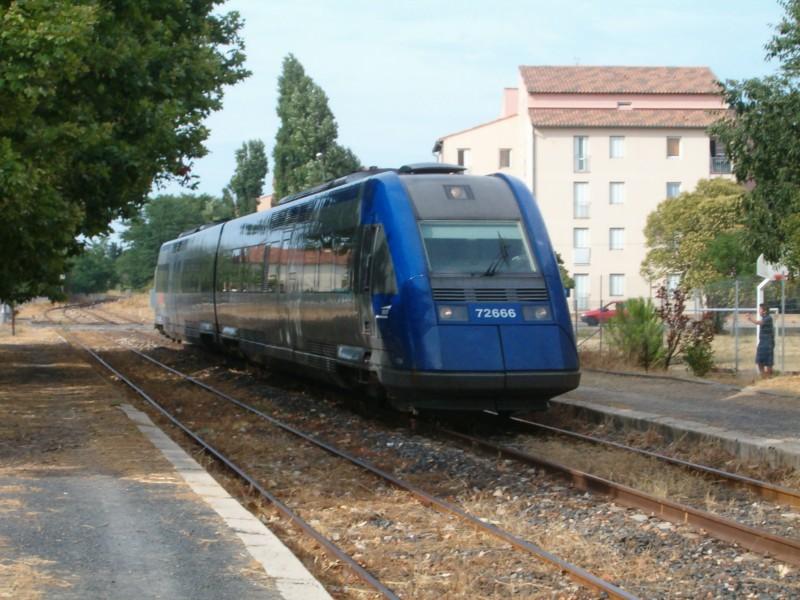 Einfahrt des TER ( Train Express Rgional ) der SNCF von Nmes nach Le Grau du Roi in Vauvert am 18.07.2004. Gefhrt wird dieser Zug vom X 72666 / X 72665.