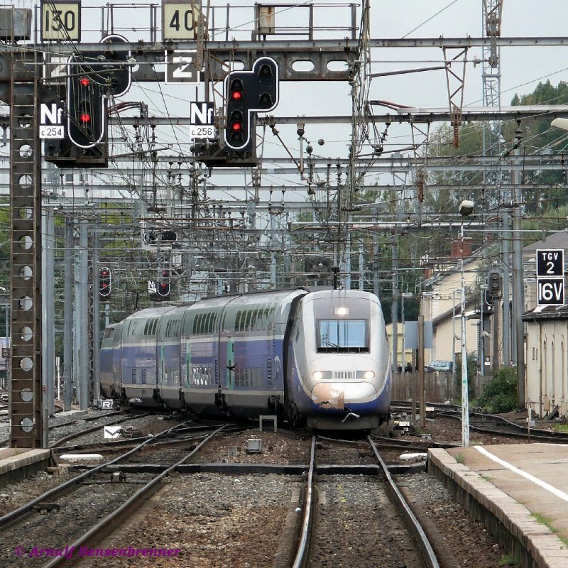 Einfahrt des TGV-Duplex Rame256 in Chambry.
Dieser soll uns als Zug-Nummer TGV9241 ber die Maurienne-Rampe nach Turin bringen und weiter nach Mailand verkehren. Eigentlich htte ich hier schon stutzig werden knnen. Unterwegs wird uns  mitgeteilt, dass dieser Zug nur bis Modane an der Grenze verkehrt - und wir und die Fahrgste des dort ankommenden TGVs aus Mailand in Modane die Zge tauschen und uns jener TGV dann weiter nach Turin bringen wird. Klar – denn der TGV-Duplex ist nur ein franzsischer Zweisystemzug und kann nicht unter den 3000V Gleichspannung in Italien fahren. Nun, das bringt uns zwar eine versptete Ankunft in Turin, in Modane aber mir dafr umso mehr Chancen fr besondere Bilder.

30.08.2007 Chambry
