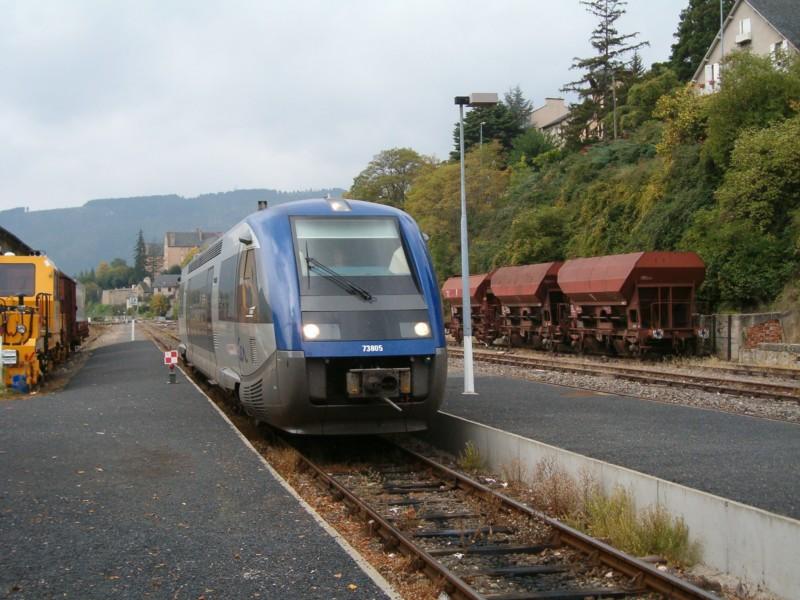 Einfahrt des X 73805 aus Marvejols nach La Bastide Saint Laurent les Bains in Mende.