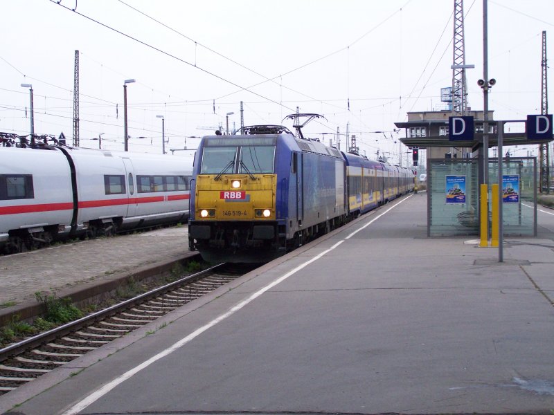 Einfahrt des X80002 am 11.10.2007 von Berlin Hauptbahnhof(tief) nach Leipzig in Leipzig Hbf. An der Spitze ist 146 519 der RBB(RegioBahnBitterfeld). Wissenswert ist auch das die Loks in Bitterfeld Sd abgestellt werden kurz vor der Einfahrt im Bahnhof Bitterfeld.