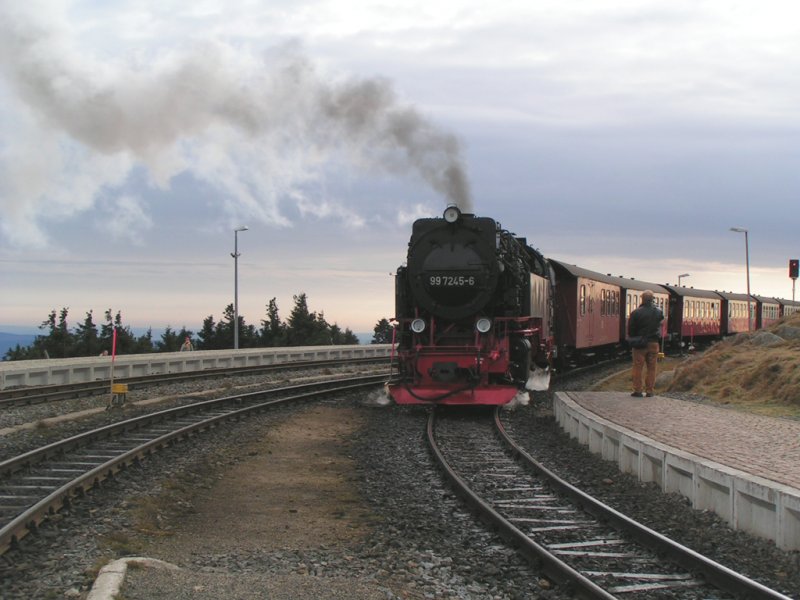 Einfahrt des Zuges mit der Lok 997245-6, kommend aus Drei Annen Hohne, in den Brockenbahnhof.(Brocken am 26.11.2006)