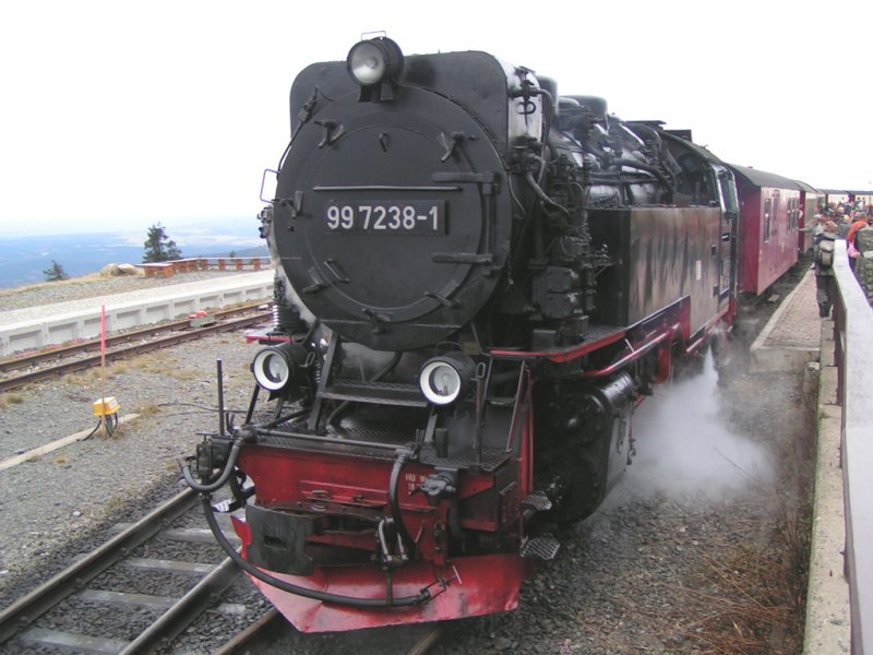 Einfahrt des Zuges mit der Lok 997238-1, kommend aus Wernigerode, in den Brockenbahnhof.(Brocken am 26.11.2006)