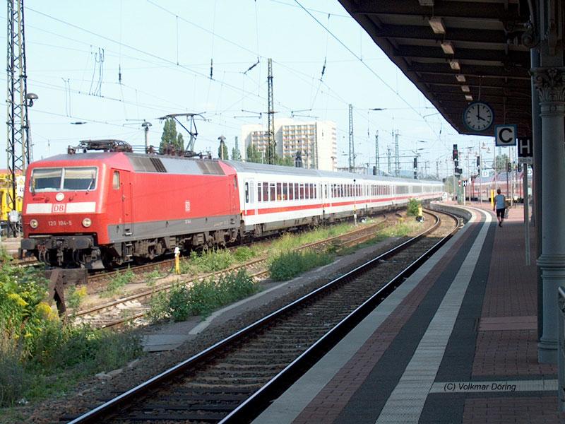 Einfahrt Dresden-Hbf EC 176 aus Prag mit 120 104  (06.08.2003)
