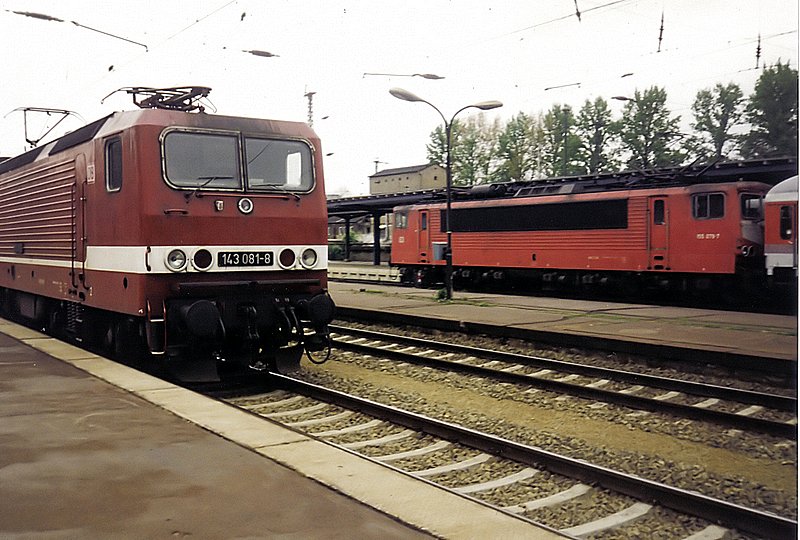 Einfahrt in Dresden Hbf hatte am 18.05.1998 143 081-8 mit ihrer S3 aus Tharandt. Im Hintergrund 155 079-7 am IR 2664 nach Karlsruhe. Diesen brachte sie bis Zwickau.