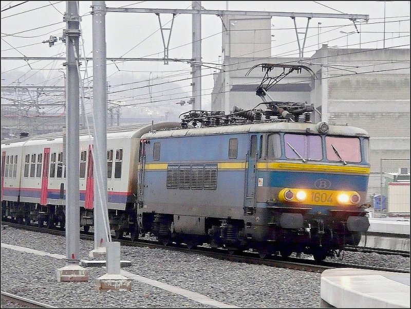 Einfahrt der E-Lok 1604 mit einer M 4 Wagengarnitur in den Bahnhof Lige Guillemins am Abend des 27.02.09. Hier handelt es sich um eine sogenannte P (heure de pointe) Verbindung, welche zustzlich zu den Regelzgen in den Spitzenstunden (06.00 - 09.00 und 16.00 - 19.00) verkehren, um den groen Andrang an Pendler aufzufangen. Die Zugkompositionen knnen ganz verschieden sein, von hochmodernem bis hin zu lterem Material. (Jeanny)