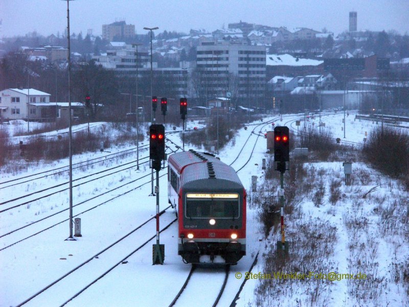 Einfahrt eines 628 in den Hofer Hauptbahhof. Er kommt von der Nebenstrecke aus Bad Steben. Noch bis 2011 ist dieser Anblick möglich, dann fährt hier  der graue Star , Agilis mit BR 650.