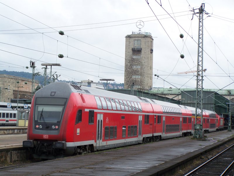 Einfahrt eines Dosto-Zuges aus Neu-Ulm, in den Bahnhof Stuttgart Hbf. Aufgenommen am 27.06.07