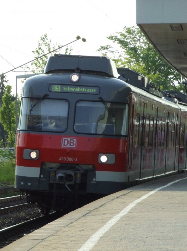 Einfahrt eines ET 420 Plus in Tamm (Region Stuttgart, S5) am 24.04.2007