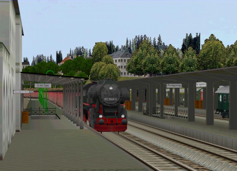 Einfahrt eines Gterzuges, gezogen von einer 52-er, in den Bahnhof. 