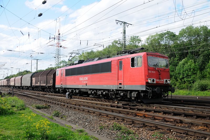 Einfahrt eines G�terzuges mit einem  Energiecontainer  (155 110-0) in Gremberg Gbf. (18.05.2009)