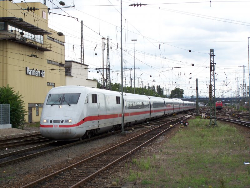 Einfahrt eines ICE-1 in den Bahnhof Mannheim Hbf. Der Zug kam als ICE 108 aus Mnchen Hbf und fuhr nach Berlin Ostbahnhof. Aufgenommen am 17.August 2007