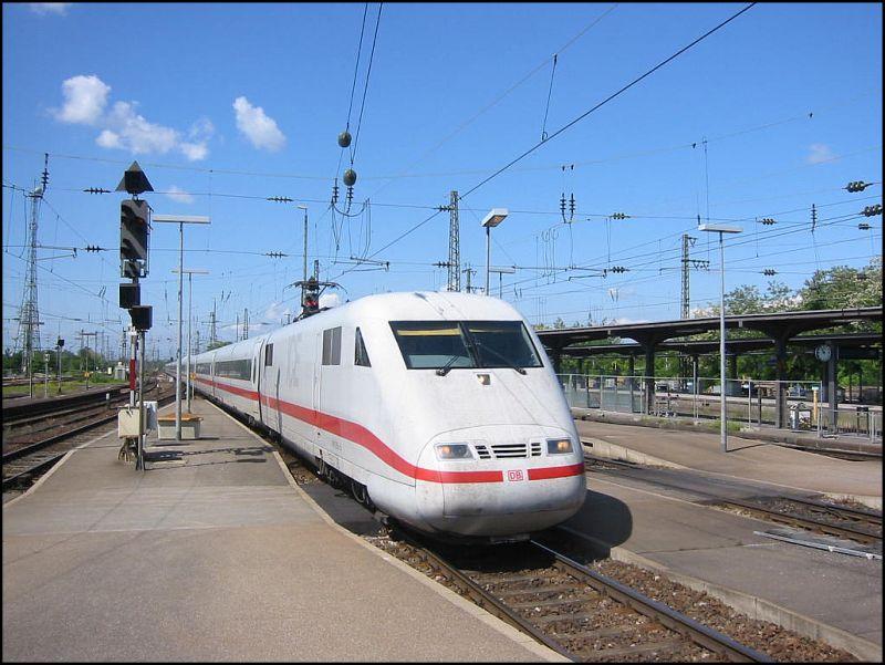 Einfahrt eines ICE 1 in Karlsruhe Hbf. Die Aufnahme stammt vom 24.05.2006.