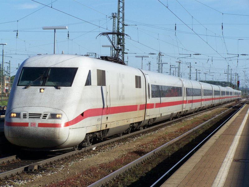 Einfahrt eines ICE-1 Zuges in den Bahnhof Ingolstadt. Dieser Zug fuhr von Mnchen Hbf nach Hamburg-Altona ber Nrnberg Hbf, Wrzbug  Hbf, Fulda, Kassel-Wlh, Gttingen, Hannover, Hamburg-Harburg, Hamburg Hbf, Hamburg-Dammtor, Hamburg-Altona. Aufgenommen am 20.05.07