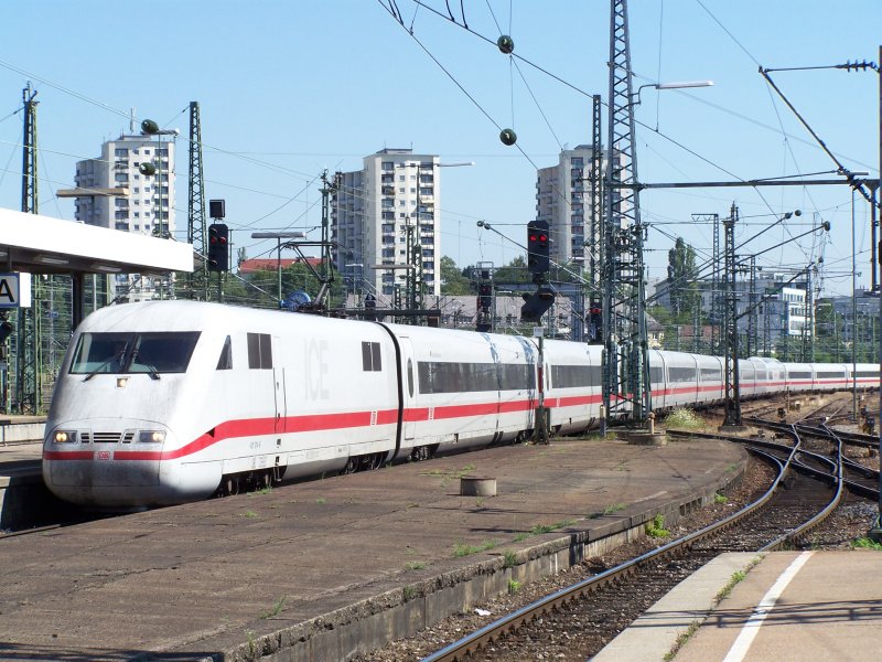Einfahrt eines ICE-1 Zuges (Br.401 014-6) in den Bahnhof Stuttgart Hbf. Er fuhr nach Hamburg-Alotna. Aufgenommnen im Juli 2007