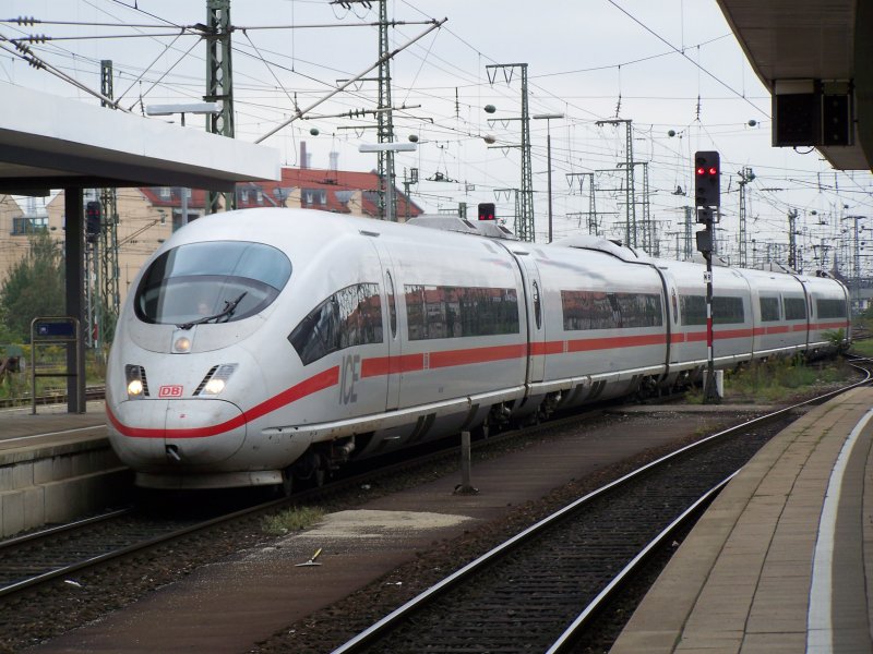 Einfahrt eines ICE-3 zuges in den Bahnhof Nrnberg Hbf. Der Zug fuhr weiter nach Mnchen Hbf ber Ingolstadt Hbf. Aufgenommen am 6.September 2007 in Nrnberg Hbf.