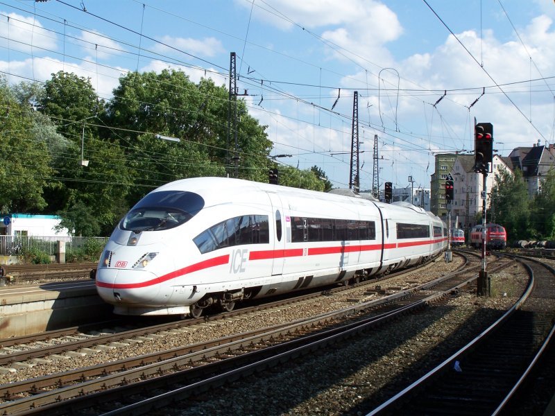 Einfahrt eines ICE-3 Zuges in Ulm Hbf. Er fuhr von Mnchen Hbf nach Mnster(Westf.)HBF. Aufgenommen im Juli 2007