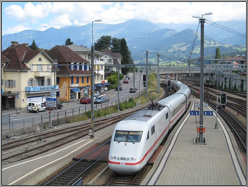 Einfahrt eines ICE in den Bahnhof von Spiez aus Richtung Interlaken kommend nach Berlin Ostbahnhof am 23.07.2008. 