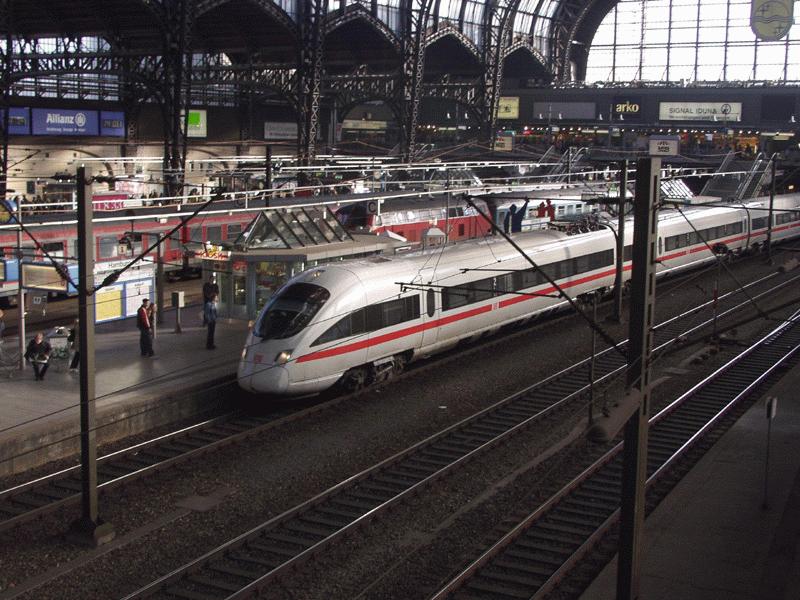Einfahrt eines ICE-T in den Hamburger Hauptbahnhof - aufgenommen am 02. Februar 2002