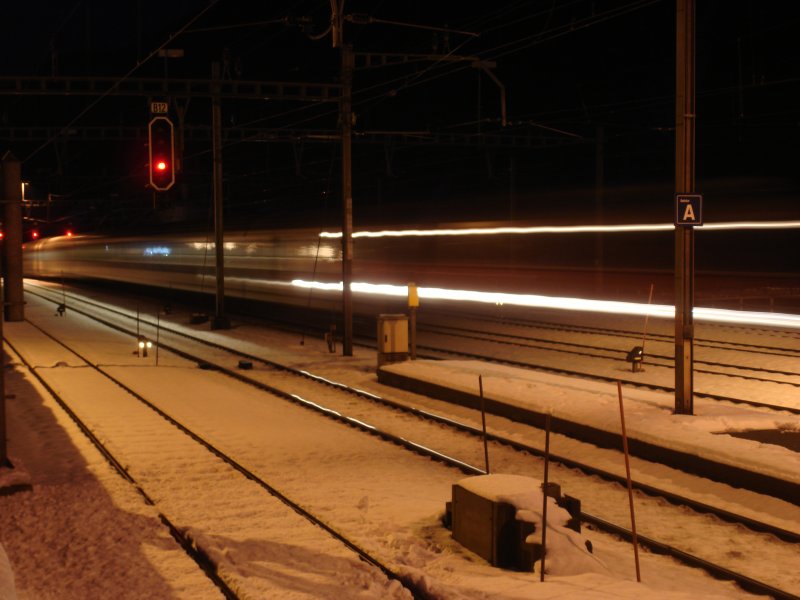 Einfahrt eines IR nach Locarno in Gschenen am 4.1.2007
