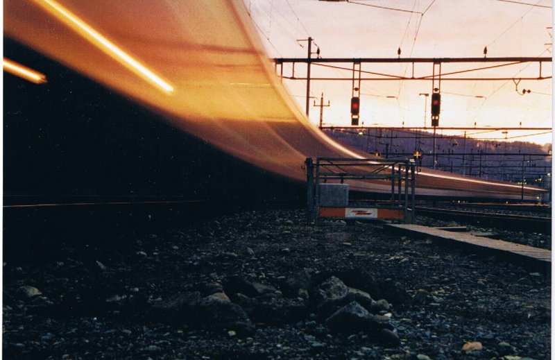 Einfahrt eines IRs mit Re 4/4 II und einem komplett grnem Wagenpark im November 2004 bei der Einfahrt in Brugg. Inzwischen sind auch die Signale an dieser Stelle verschwunden. Hinweis: Gescanntes Foto.