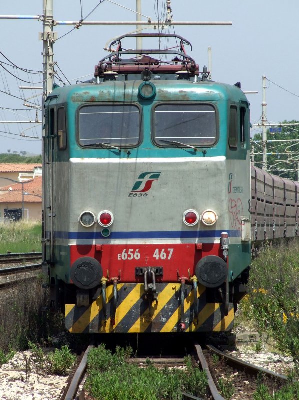 Einfahrt eines leeren Steinzuges, angef�hrt von einer E 656, am 26.05.2009 in San Vincenzo.