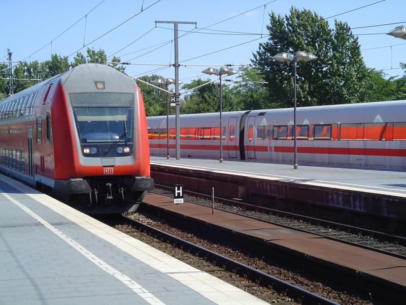 Einfahrt eines RE und Durchfahrt eines ICE. Aufgenommen von Tobias Kpping im Juli 2004. 