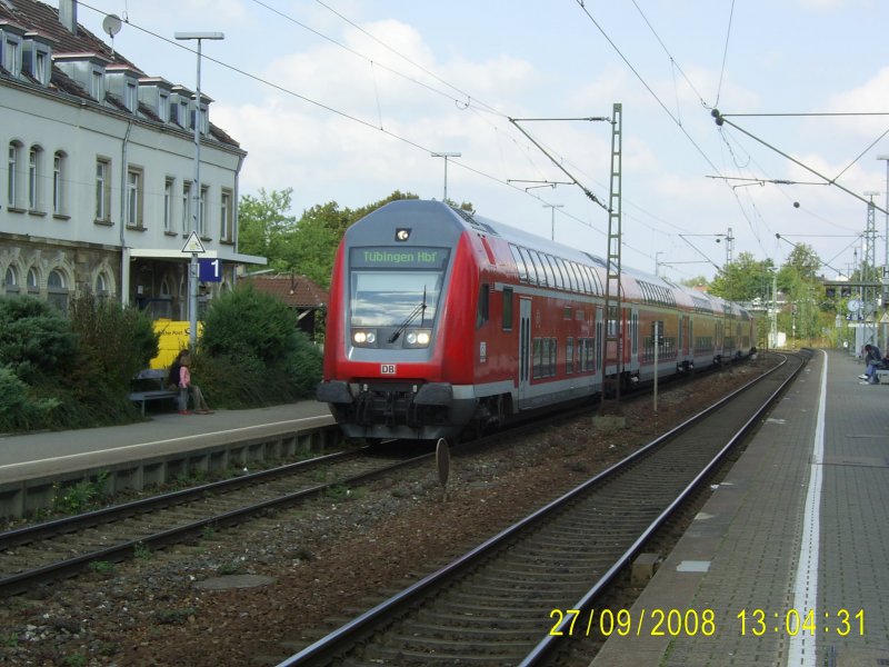 Einfahrt eines RE von Stuttgart nach Tbingen am 27.9.2008 in den Bahnhof von Metzingen. Schublok ist 143 315-0.