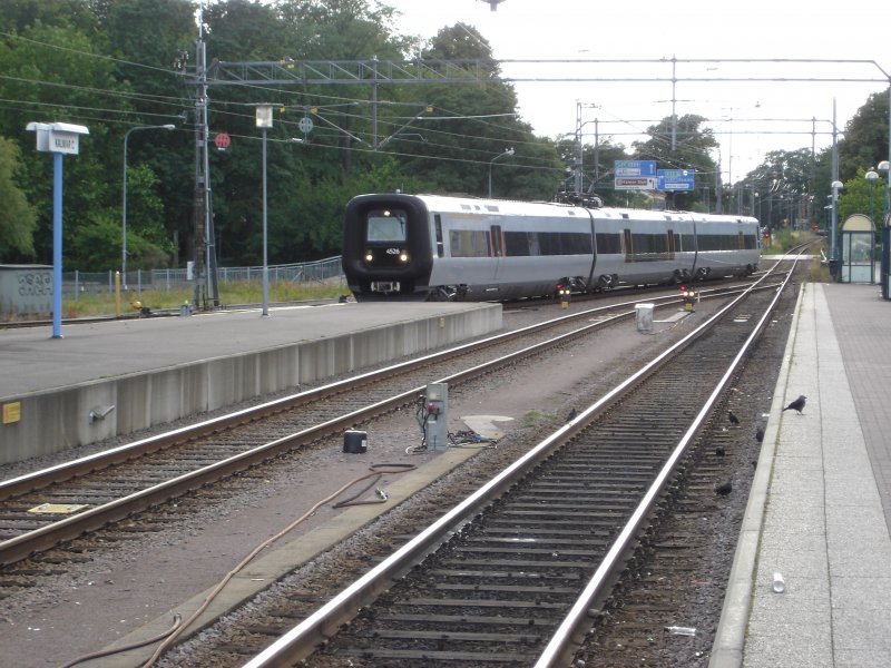Einfahrt eines Regionalexpress aus Kopenhagen (Oesterport st) gegen 19.10 in den Bahnhof Kalmar Central mit ca. 20 Minuten Versptung.
