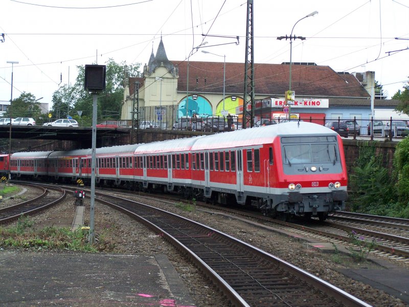 Einfahrt eines Regionalzuges aus Basel Bad Bf in den Bahnhof Offenburg, der Zug endete dort und fuhr nach einem Aufenthalt zurck nach Basel Bad Bf. Aufgenommen am 3.September 2007 in Offenburg.