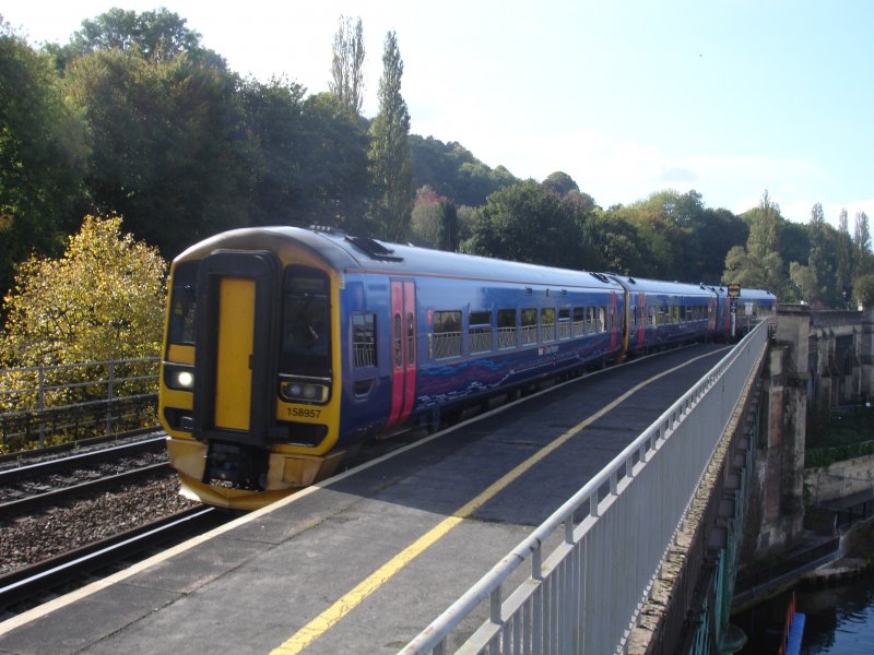 Einfahrt eines Regionalzuges in Bath Spa; 9.10.09