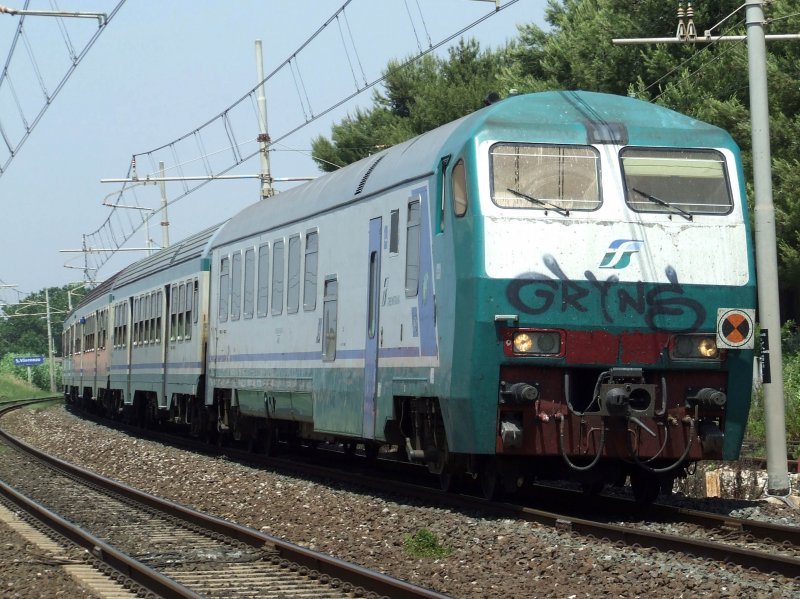 Einfahrt eines Regionalzuges nach Rom in San Vincenzo am 26.05.2009.