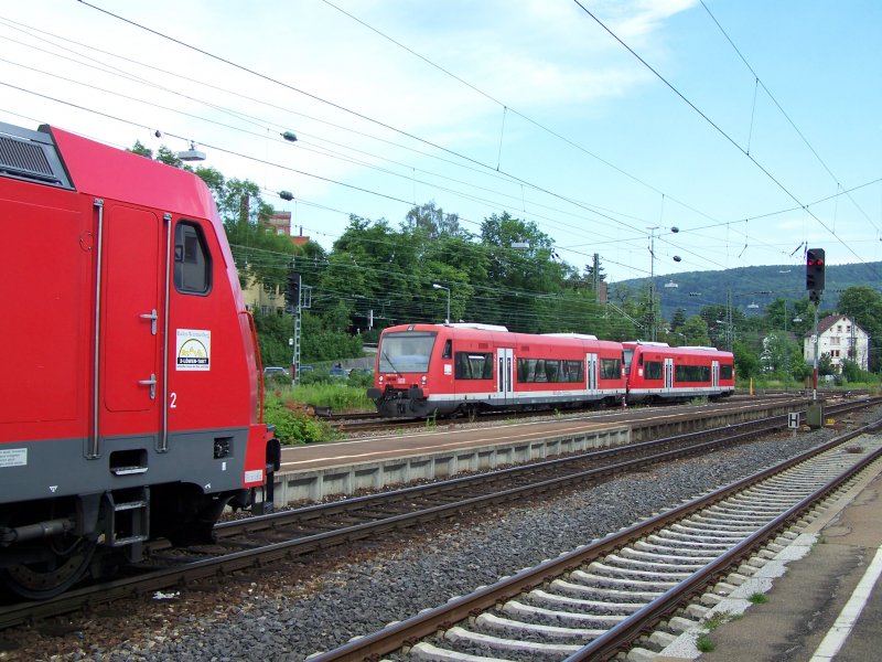 Einfahrt eines Triebwagens der BR.650. zur gleichen Zeit wartete eine 146er auf die Abfahrt. Aufgenommen im Bahnhofs Aalen am 14.Juni.07