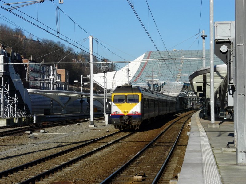 Einfahrt eines Triebzuges BR 80 in den Bahnhof von Lige Guillemins.
Im Hintergrund erkennt man das Vordach auf der gegenberliegenden Seite. Foto vom Bahnsteig aus genommen am 17.02.08.