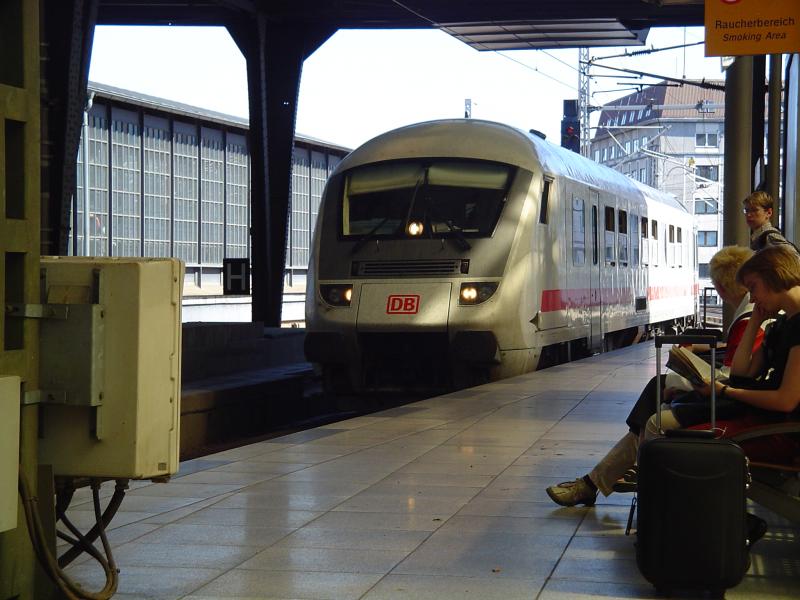 Einfahrt eines Wende-IC am Hackeschen Markt, fotografiert von Tobias Kpping im Juli 2004.