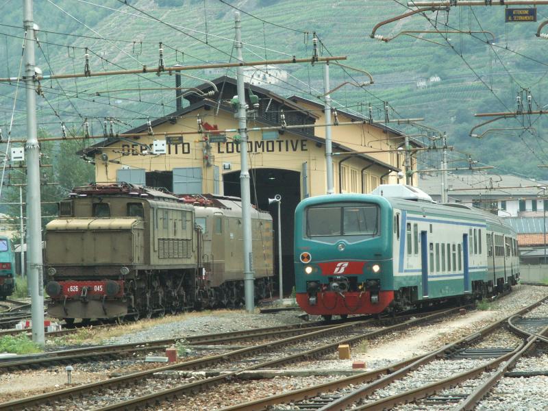 Einfahrt eines Wendezuges aus Sondrio.Links E626.045 und dahinter die E636.164 Doppellok des Vereins  Gruppo ALe 883  Im Hintergrund die Weinberge,auf denen der bekannte Veltlinerwein wchst.Tirano 31.07.05