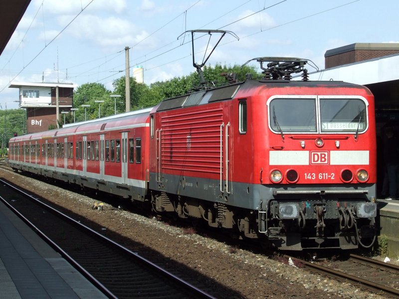 Einfahrt eines X-Wagen S-Bahnzuges, gezogen von 143 611, in Bochum Hbf am 19.06.2009.