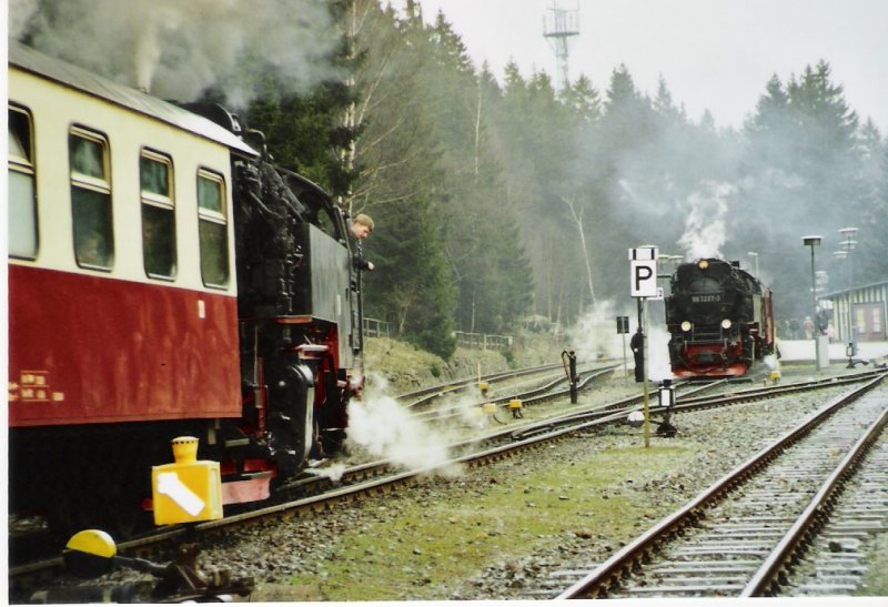 Einfahrt eines Zuges in den bahnhof Schierke und gelich wird sich nach dessem Stillstand der Gegenzug zum brocken in Bewegung setzen.
4.4.2007 ca 14:04