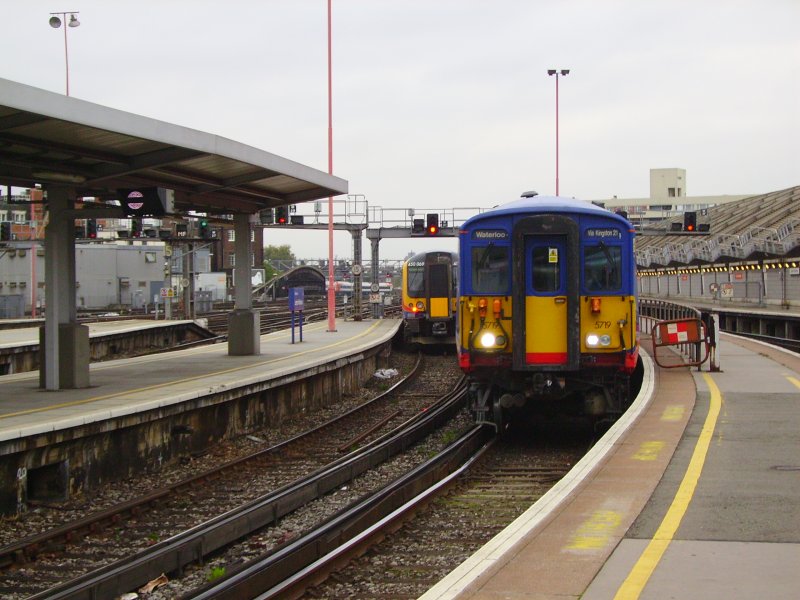 Einfahrt eines Zuges der Southwest in London-Waterloo. Im Hintergrund entschwindet ein anderer Zug. 24.10.07