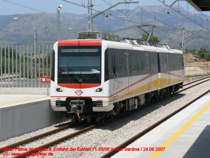 Einfahrt der Einheit CAF 71-05/06 von der Endstation UIB kommend in den neuen Haltepunkt Son Sardina. Auf der linken Seite sind bei der Straenlaterne auch die Masten der Ferrocaril de Sller zu erkennen. Der Bahnhof wird derzeit umgebaut und mit einem neuen Bahnsteig versehen. Eine entsprechende Umsteigemglichkeit zwischen Metro und FCS ist somit an dieser Stelle gegeben. Auch sind in der Station Son Sardina ausreichend Parkmglichkeiten vorhanden, so da es eine gute Alternative ist, wenn man in das Zentrum von Palma mchte. Die Metro ist seit 25.04.2007 in Betrieb und derzeit noch kostenlos zu benutzen! (Bis Herbst)