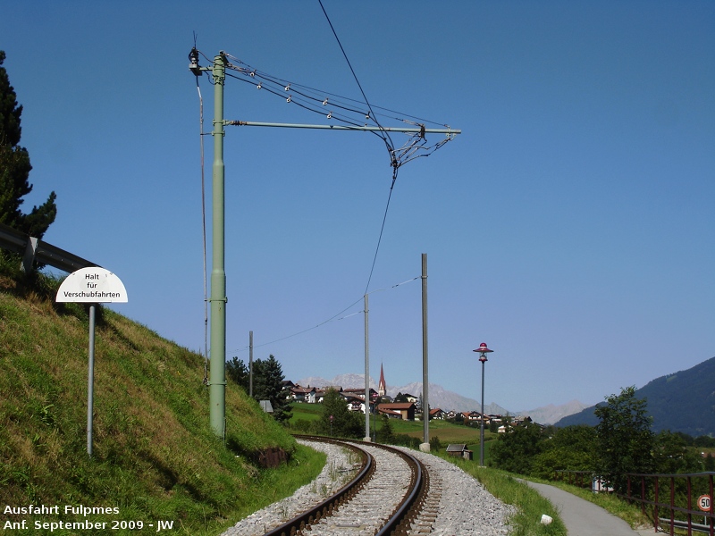 Einfahrt Fulpmes mit Trenner, im Hintergrund die Telfer Kirche und der obere Rand des Bettelwurfs (oberhalb von Hall). Anfang September 2009 kHds