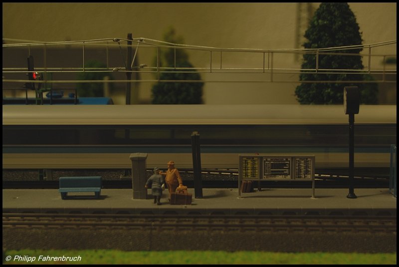 Einfahrt von IR 2555 nach Stuttgart Hbf in den Bahnhof Freiberg (Wrtt.) auf meiner Modellbahnanlage (14.11.07).