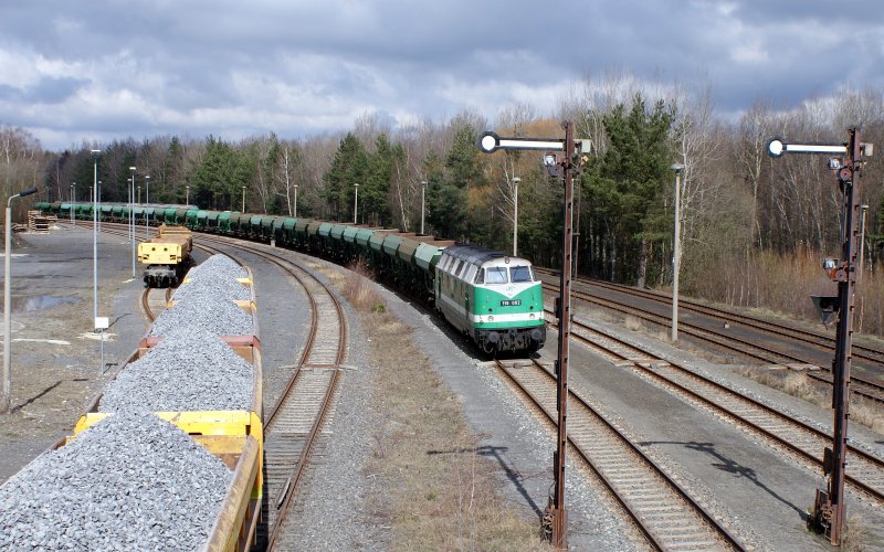 Einfahrt ITL 118 002 in Cunnersdorf,bringt Leerwagen zur Beladung 20.03.09