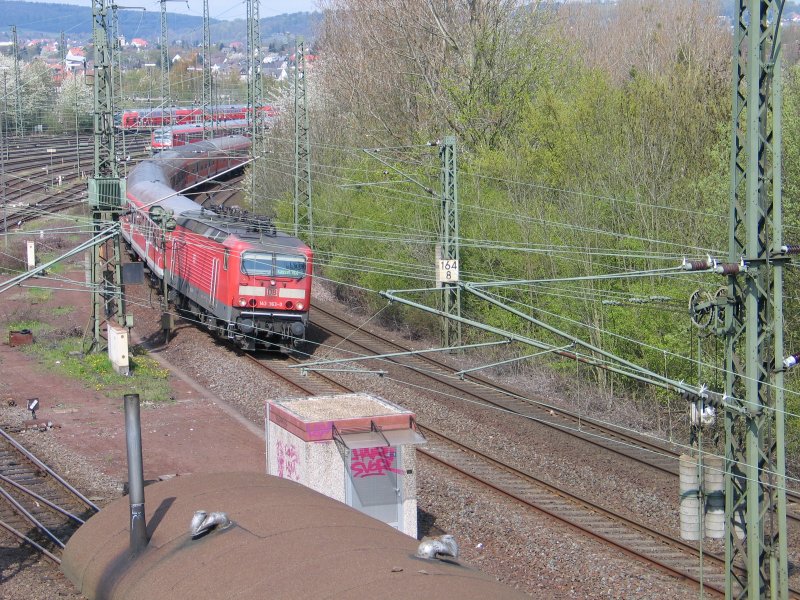 Einfahrt Kassel Hbf. Im Vordergrund das Wagenkastenstellwerk.