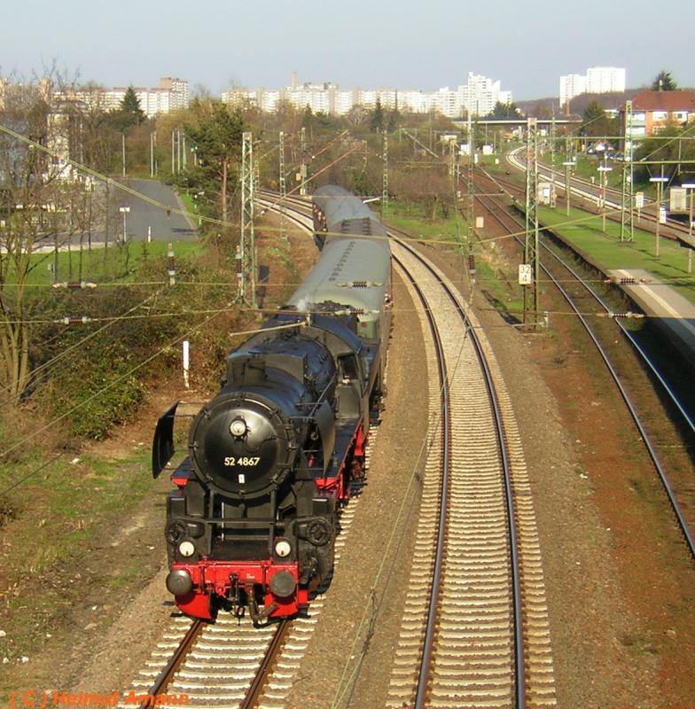 Einfahrt der letzten Sonderzugleistung mit 52 4867 im Rahmen des 100jhrigen Bestehens der Dreieichbahn am 03.04.2005 in Darmstadt Nord. 