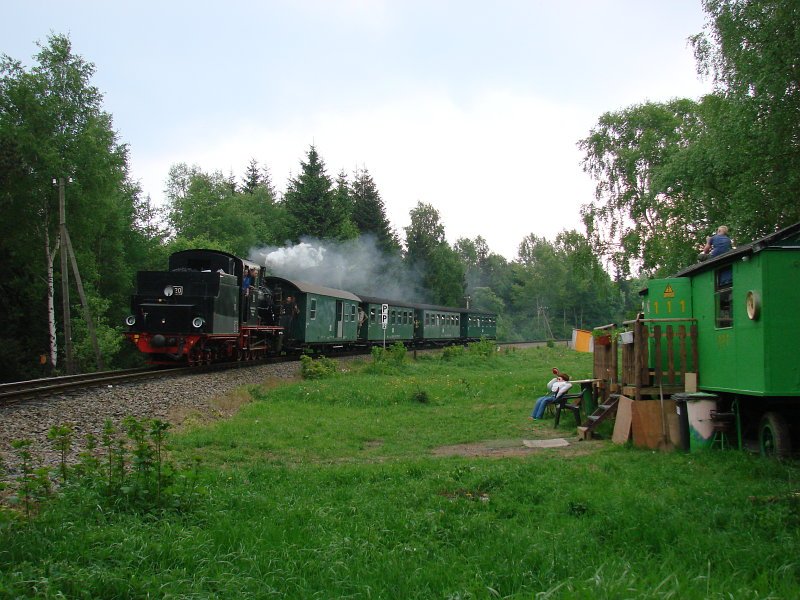 Einfahrt der Lok 20 am 31.05.2008 aus Oberwiesenthal in Kretscham-Rothensehma, diesmal steht die Aufschrift 111 Jahre Fichtelbergbahn, auerhalb der Lok