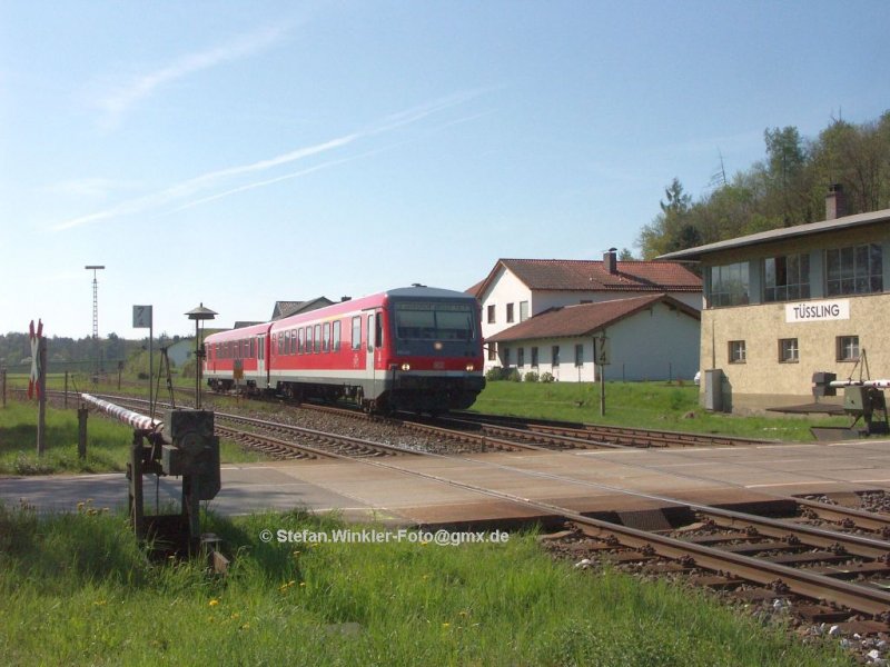 Einfahrt nach Tssling steht, der 628 passiert das Weichenwrter-Stellwerk. April 2009.