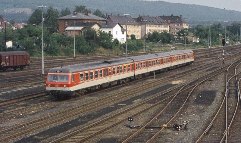 Einfahrt in Neuenmarkt Wirsberg einer 614 Garnitur in der ursprnglichen Farbgebung, wie sie auch die Firma Fleischmann fr ihr HO Modell dieses Zuges angewand hat. 