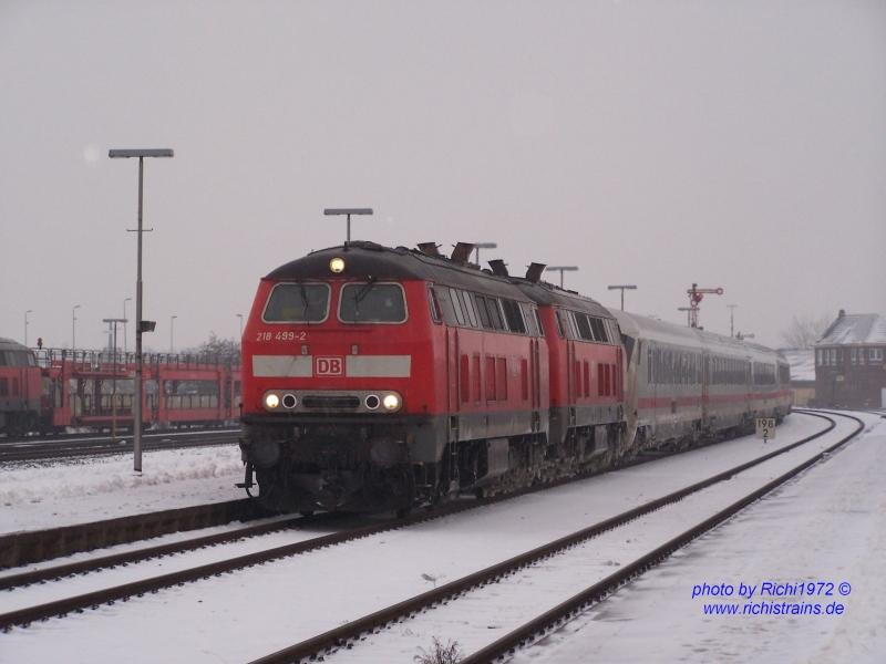 Einfahrt in Niebll.Die 218 499-2 zieht ein IC aus Frankfurt am Main weiter nach Westerland.